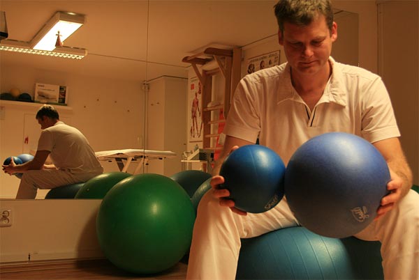 Jak zdravě sedět? Využívejte různé pomůcky – velké míče i malé balónky. 