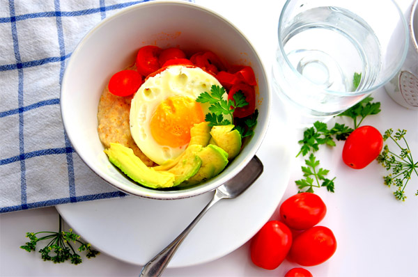 Slané snídaně trochu jinak – tři recepty, které nadchnou vaše chuťové buňky i zdraví