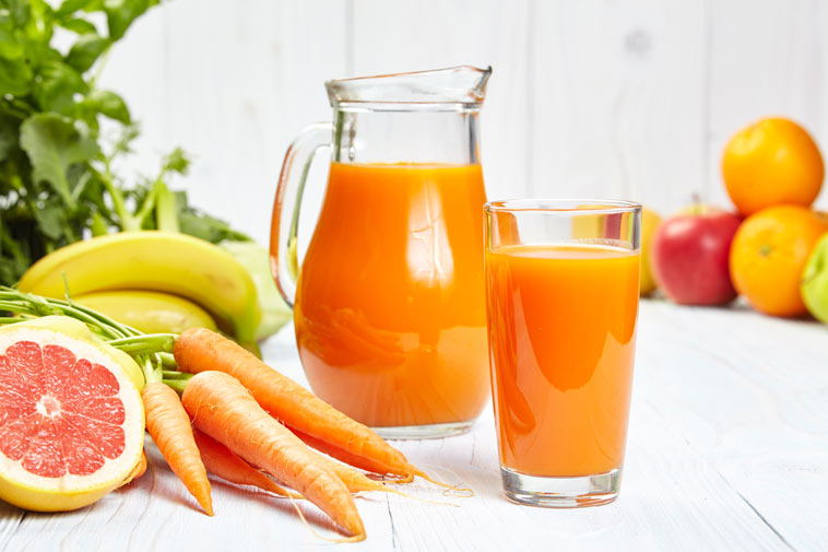 Mezi oblíbené jarní detoxikační kúry patří také pití zeleninových a ovocných šťáv