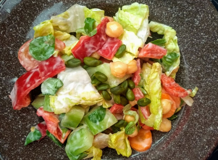Zeleninový salát s cizrnou