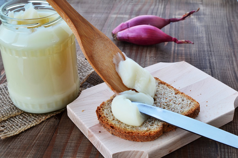 Podle posledních vědeckých poznatků je sádlo, pokud jde o složení tuků, zdravější než máslo.
