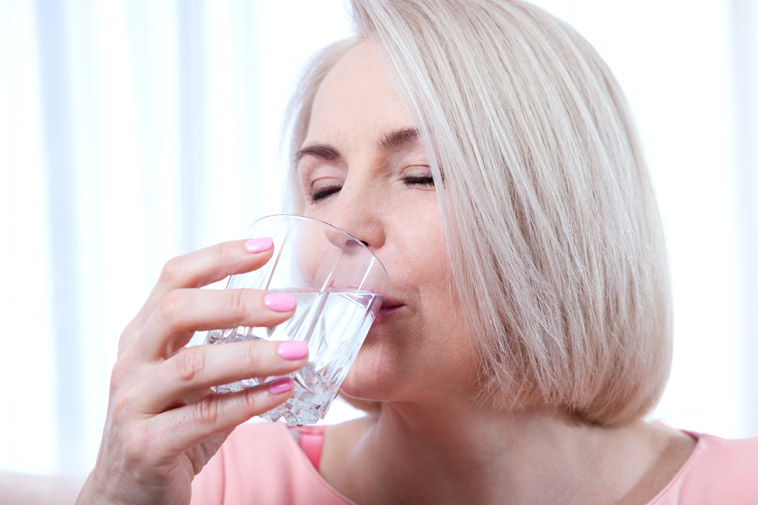 Jak zdravě zhubnout? Vypijte denně o 250 ml více vody (pokud víte, že ještě denně neupijete 30 ml neslazených tekutin na kilogram vaší hmotnosti).
