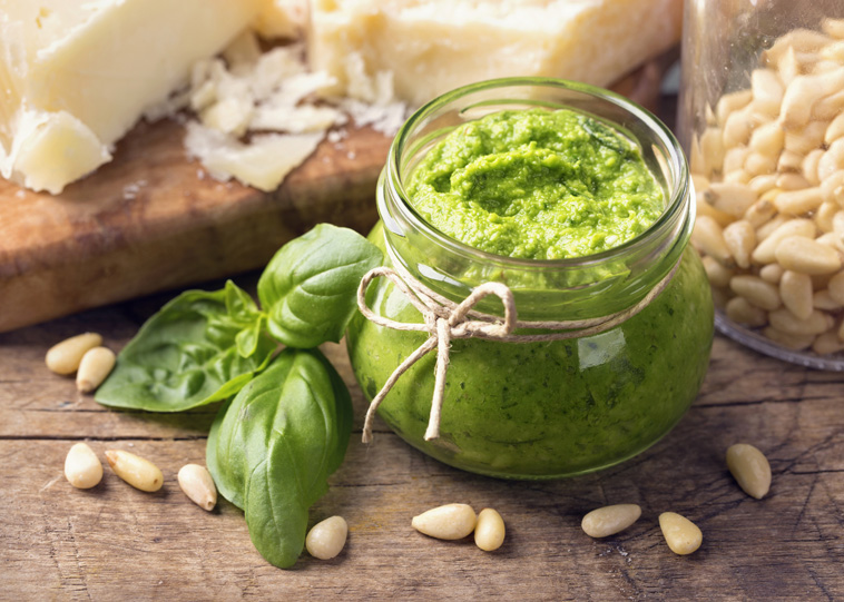 Pesto patří mezi studené omáčky z bylin. Původ má v severní Itálii a dělá se z bazalky, soli, česneku a olivového oleje. 